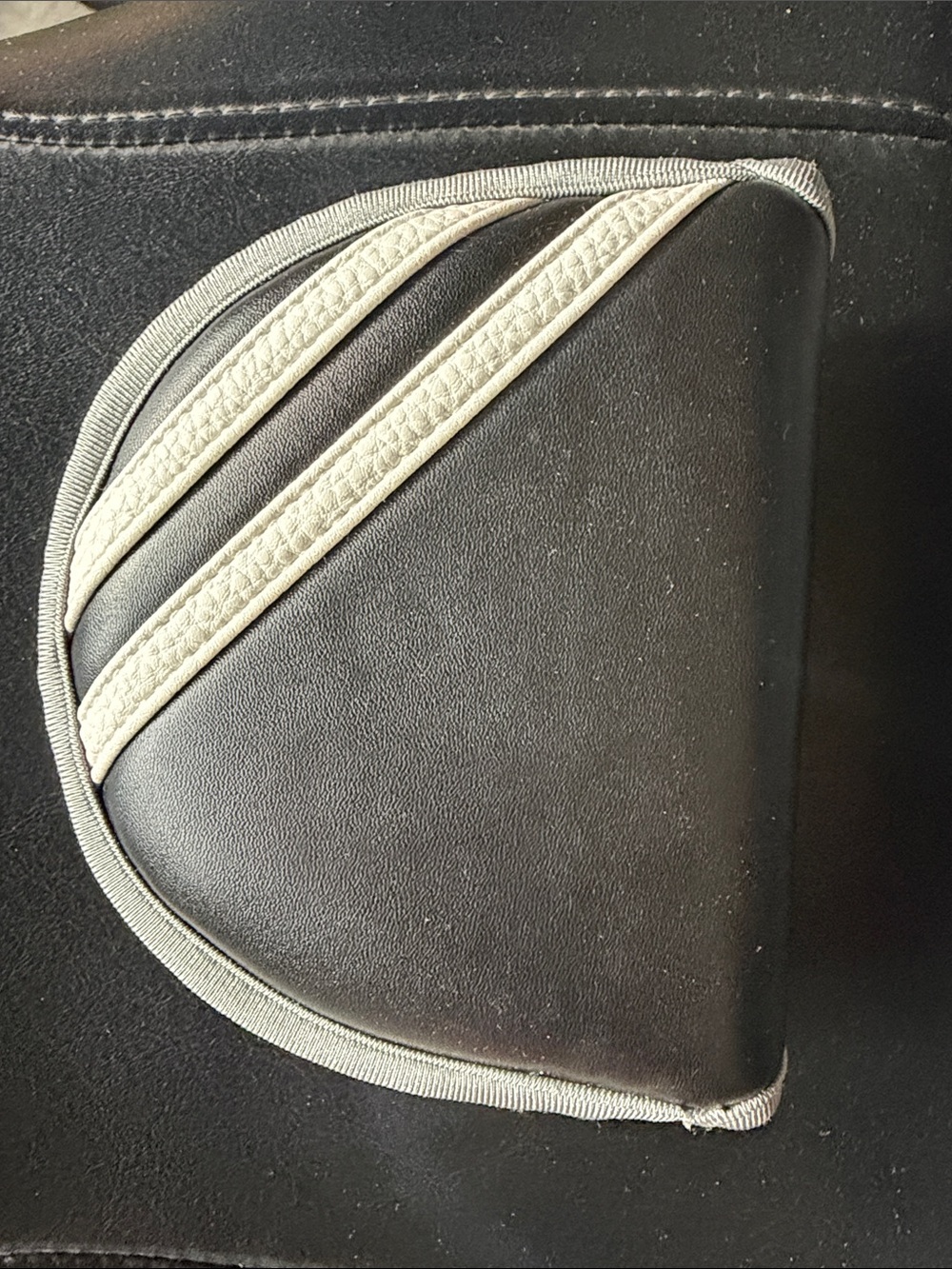 Black and white center shaft putter cover